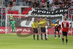 2.BL - FC Ingolstadt 04 - FSV Frankfurt - Das 2:0 für Frankfurt, Torwart Ramazan Özcan ratlos