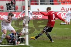 2. BL - FC Ingolstadt 04 - SC Paderborn 1:3 - Moritz Hartmann (9) scheitert direkt am Tor mit Torwart Daniel Lück