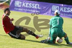 Testspiel - FC Ingolstadt 04 - TSV Rain a. Lech - Ahmed Akaichi läuft aufs Tor und trifft. Torwart kommt nicht mehr hin