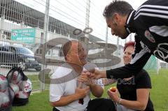 Vermisster Graupapagei beim Trainingsauftakt des FC Ingolstadt 04 - Trainer Tomas Oral tröstet den Besitzer