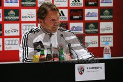 2. BL - FC Ingolstadt 04 - VfR Aalen 2:0 - Cheftrainer Ralph Hasenhüttl in der Pressekonferenz scherzt mit dem Aalen Trainer Michael Schiele