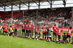 FC Ingolstadt 04 - FC Energie Cottbus - Spieler bedanken sich bei den Fans - Andreas Buchner inmitten der Fans - Foto: Jürgen Meyer