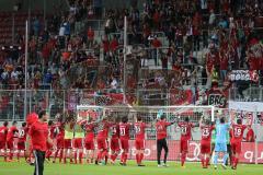 2. BL - FC Ingolstadt 04 - DSC Armenia Bielefeld - 3:2 - die Mannschaft vor den Fans Feier Jubel Fahnen