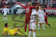 2. BL - FC Ingolstadt 04 - SV Sandhausen - Saison 2013/2014 - Tor das nicht gegeben wurde. Philipp Hofmann (28) köpft den Ball ins Tor, Julian Schauerte (11) kämpft dagegen. links Marvin Matip (34) jubeln zum Tor