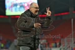 2. BL - Saison 2013/2014 - FC Ingolstadt 04 - VfL Bochum - Vorsitzender des Vorstandes Peter Jackwerth nach dem Spiel scherzt mit den Zuschauern, 3 Punkte