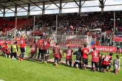 FC Ingolstadt 04 - FC Energie Cottbus - Spieler bedanken sich bei den Fans - Andreas Buchner inmitten der Fans - Foto: Jürgen Meyer
