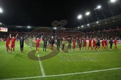 2. BL 2014 - FC Ingolstadt 04 - 1860 München - 2:0 - Sieg im Derby, die Mannschaft bedankt sich bei den Fans