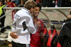 2. BL - FC Ingolstadt 04 - VfR Aalen 2:0 - Cheftrainer Ralph Hasenhüttl gratuliert Caiuby Francisco da Silva (31) nach dem Spiel