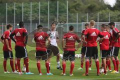 2. BL - FC Ingolstadt 04 - Saison 2013/2014 - Trainingsauftakt - Cheftrainer Marco Kurz auf dem Trainingsplatz gibt Anweisungen, Ansprache vor dem Team