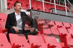 2. BL - FC Ingolstadt 04 - Saison 2013/2014 - Pressekonferenz neuer Chef-Trainer Marco Kurz in seiner neuen Wirkungsstätte. Probesitzen im Stadion