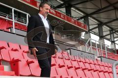 2. BL - FC Ingolstadt 04 - Saison 2013/2014 - Pressekonferenz neuer Chef-Trainer Marco Kurz in seiner neuen Wirkungsstätte. Probesitzen im Stadion