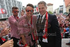 FC Ingolstadt 04 - Meisterfeier - Bundesliga Aufstieg - voller Rathausplatz - Stimmung - Fans - Verleihung Goldene Medaille der Stadt - Oberbürgermeister Dr. Christian Lösel mit Thomas Pledl (30, FCI)