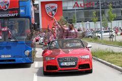 FC Ingolstadt 04 - Meisterfeier - Auto Corso vom Audi Sportpark in die Stadt - Fahrt Thomas Pledl (30, FCI) Max Christiansen (19, FCI) Torwart Ramazan Özcan (1, FCI) Bundesligaaufstieg