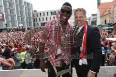 FC Ingolstadt 04 - Meisterfeier - Bundesliga Aufstieg - voller Rathausplatz - Stimmung - Fans - Verleihung Goldene Medaille der Stadt - Oberbürgermeister Dr. Christian Lösel mit Roger de Oliveira Bernardo (8, FCI)