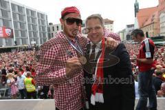 FC Ingolstadt 04 - Meisterfeier - Bundesliga Aufstieg - voller Rathausplatz - Stimmung - Fans - Verleihung Goldene Medaille der Stadt - Oberbürgermeister Dr. Christian Lösel mit Moritz Hartmann (9, FCI)