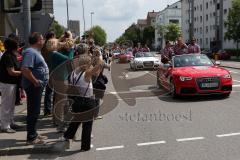 FC Ingolstadt 04 - Meisterfeier - Auto Corso vom Audi Sportpark in die Stadt - Audi A5 Cabrio - Start Corso, vorderstes Auto, Thomas Pledl (30, FCI) Max Christiansen (19, FCI) Torwart Ramazan Özcan (1, FCI) Bundesligaaufstieg