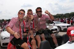 FC Ingolstadt 04 - Meisterfeier - Auto Corso vom Audi Sportpark in die Stadt - Thomas Pledl (30, FCI) Max Christiansen (19, FCI) Torwart Ramazan Özcan (1, FCI) Bundesligaaufstieg