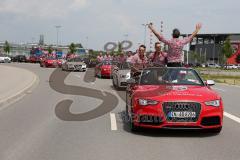 FC Ingolstadt 04 - Meisterfeier - Auto Corso vom Audi Sportpark in die Stadt - Fahrt Thomas Pledl (30, FCI) Max Christiansen (19, FCI) Torwart Ramazan Özcan (1, FCI) Bundesligaaufstieg