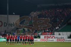 2. Bundesliga - Fußball - SpVgg Greuther Fürth - FC Ingolstadt 04 - Schweigeminute Fans im Hintergrund