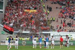 2. Bundesliga - Fußball - 1. FC Kaiserslautern - FC Ingolstadt 04 - 1:1 Unentschieden, Spiel ist aus, die Spieler bei der Fankurve Jubel