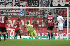 2. Bundesliga - Fußball - FC Ingolstadt 04 - 1. FC Nürnberg - Torwart Ramazan Özcan (1, FCI) kommt der Ball aus, fast ein Tor