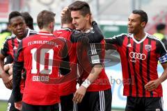 2. BL - Saison 2014/2015 - FC Ingolstadt 04 - FSV Frankfurt - Kopfballtor zum 1:0 Führungstreffer durch Benjamin Hübner (#5 FC Ingolstadt 04) Roger de Oliveira Bernardo (#8 FC Ingolstadt 04) - Pascal Groß (#10 FC Ingolstadt 04) gratuliert Benjamin Hübner 