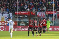 2. Bundesliga - FC Ingolstadt 04 - 1. FC Heidenheim - Spiel ist aus, Sieg Spitzenreiter, Torwart Ramazan Özcan (1) gratuliert Benjamin Hübner (5)