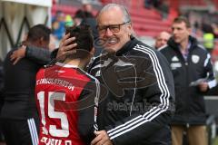 2. Bundesliga - Fußball - FC Ingolstadt 04 - FSV Frankfurt - Vorsitzender des Vorstandes Peter Jackwerth (FCI) gratuliert Danilo Soares Teodoro (15, FCI)