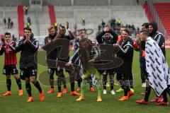 2. Bundesliga - Fußball - FC Ingolstadt 04 - FSV Frankfurt - Team feiert vor den Fans Jubel Torwart Ramazan Özcan (1, FCI) macht Verbeugung vor Benjamin Hübner (5, FCI)