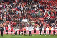 2. Bundesliga - FC Ingolstadt 04 - Eintracht Braunschweig - Das Team lässt sich von den Fans feiern Sieg Jubel