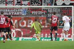 2. Bundesliga - Fußball - FC Ingolstadt 04 - 1. FC Nürnberg - Torwart Ramazan Özcan (1, FCI) kommt der Ball aus, fast ein Tor