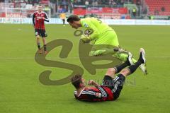 2. Bundesliga - Fußball - FC Ingolstadt 04 - SV Sandhausen - Torwart SV Manuel Riemann fällt über Lukas Hinterseer (16, FCI)