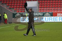 2. Bundesliga - FC Ingolstadt 04 - VfL Bochum - Cheftrainer Ralph Hasenhüttl , Spiel ist aus zieht den Hut vor den Fans