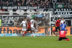 1. Bundesliga - Fußball - Eintracht Frankfurt - FC Ingolstadt 04 - Ausgleich durch Marco Russ (4 Frankfurt) rechts Torwart Ramazan Özcan (1, FCI) keine Chance