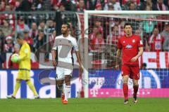 1. Bundesliga - Fußball - FCBayern - FC Ingolstadt 04 - Marvin Matip (34, FCI) und Robert Lewandowski (9 Bayern)