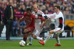 1. Bundesliga - Fußball - FCBayern - FC Ingolstadt 04 - Kingsley Coman (29 Bayern) rechts Pascal Groß (10, FCI) und hinten Tobias Levels (28, FCI)