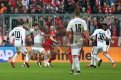 1. Bundesliga - Fußball - FCBayern - FC Ingolstadt 04 - Romain Brégerie (18, FCI) im Zweikampf mit rechts Robert Lewandowski (9 Bayern)