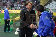 1. Bundesliga - Fußball - Borussia Mönchengladbach - FC Ingolstadt 04 - Ralf Hasenhüttel beim abklatschen vor dem Spiel. Foto: Adalbert Michalik