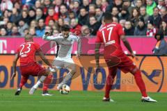 1. Bundesliga - Fußball - FCBayern - FC Ingolstadt 04 - Mathew Leckie (7, FCI) und links Arturo Vidal (23 Bayern)