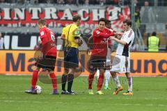 1. Bundesliga - Fußball - Eintracht Frankfurt - FC Ingolstadt 04 - Rote Karte für Pascal Groß (10, FCI), Makoto Hasebe (20 Frankfurt) schickt ihn weg