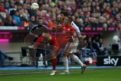 1. Bundesliga - Fußball - FCBayern - FC Ingolstadt 04 - Rafinha (13 Bayern) und Mathew Leckie (7, FCI)