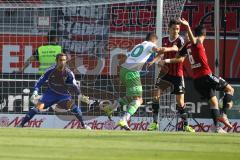 1. Bundesliga - Fußball - FC Ingolstadt 04 - VfL Wolfsburg -  Torwart Ramazan Özcan (1, FCI) auf der Hut