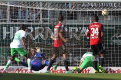 1. Bundesliga - Fußball - FC Ingolstadt 04 - VfL Wolfsburg -  Torwart Ramazan Özcan (1, FCI) rettet den Ball über die Latte