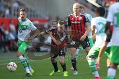 1. Bundesliga - Fußball - FC Ingolstadt 04 - VfL Wolfsburg -  Julian Draxler (Wolfsburg 10) Zweikampf mit Pascal Groß (10, FCI) und hinten Tobias Levels (28, FCI)