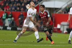 1. Bundesliga - Fußball - FC Ingolstadt 04 - FC Augsburg - Ragnar Klavan (FCA 5) und Darío Lezcano (37, FCI)