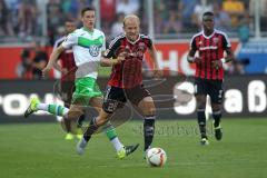1. Bundesliga - Fußball - FC Ingolstadt 04 - VfL Wolfsburg -  Tobias Levels (28, FCI) und hinten Julian Draxler (Wolfsburg 10)
