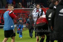 1. Bundesliga - Fußball - FC Ingolstadt 04 - 1. FSV Mainz 05 - Neuzugang Darío Lezcano (37, FCI) holt seine Kinder zum Feiern auf das Feld