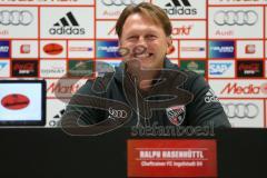 1. Bundesliga - Fußball - FC Ingolstadt 04 - VfL Wolfsburg - Pressekonferenz nach dem Spiel Cheftrainer Ralph Hasenhüttl (FCI) lacht