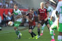 1. Bundesliga - Fußball - FC Ingolstadt 04 - VfL Wolfsburg -  Julian Draxler (Wolfsburg 10) Zweikampf mit Pascal Groß (10, FCI) und hinten Tobias Levels (28, FCI)