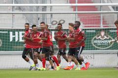 1. Bundesliga - Fußball - FC Ingolstadt 04 - Saisoneröffnung - Auftakttraining - mitte Neuzugang Elias Kachunga (25, FCI) läuft ein, Warmlaufen